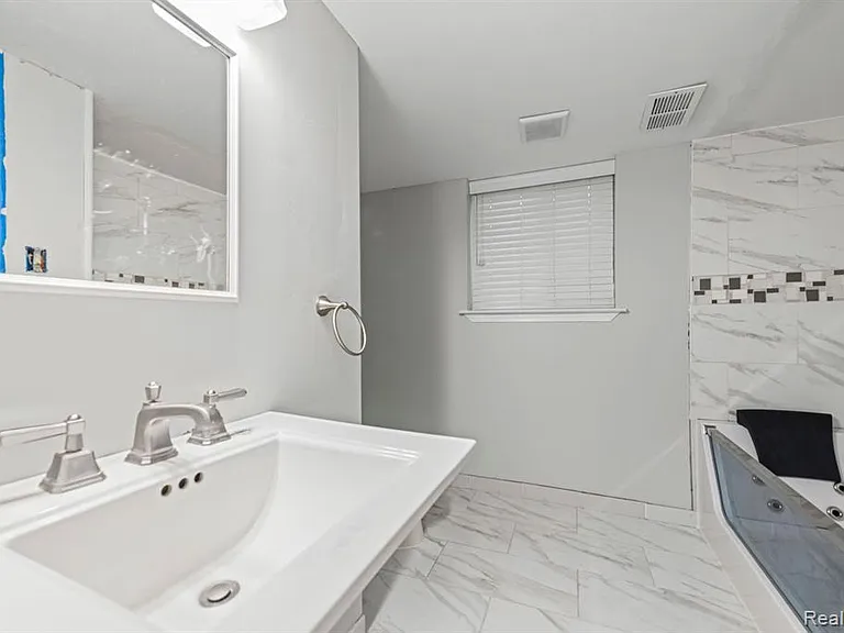 5216 Peekskill Dr — Photo 8