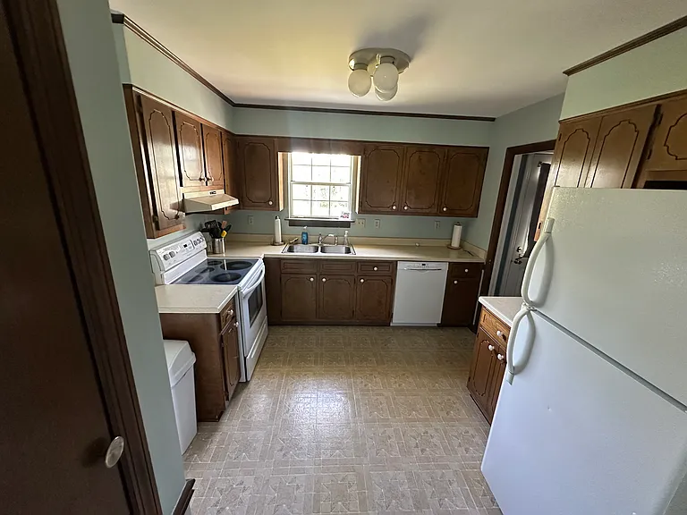 656 Clinton Way W — Photo 5
