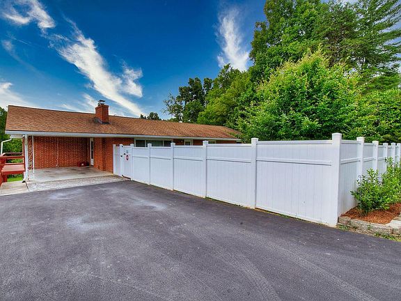 4th image of 2841 Woodhill Dr