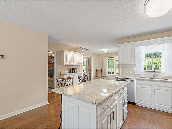 5th image of 404 Southwinds Dr