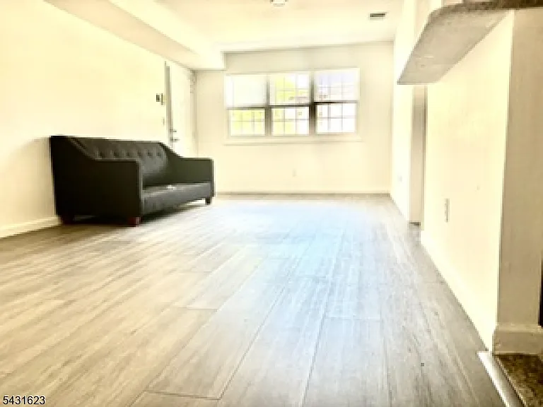 392 College Dr — Photo 3