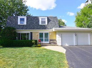 330 N Beck Rd, Lindenhurst, IL 60046