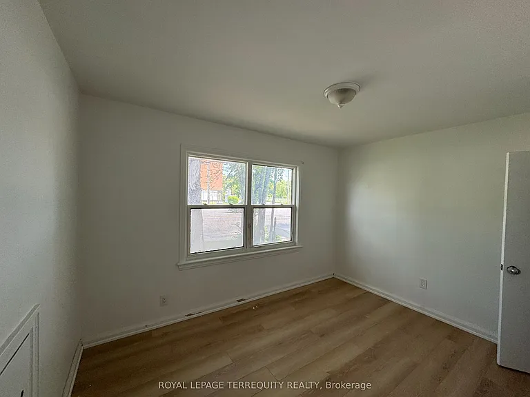 191 Finch Ave W — Photo 2