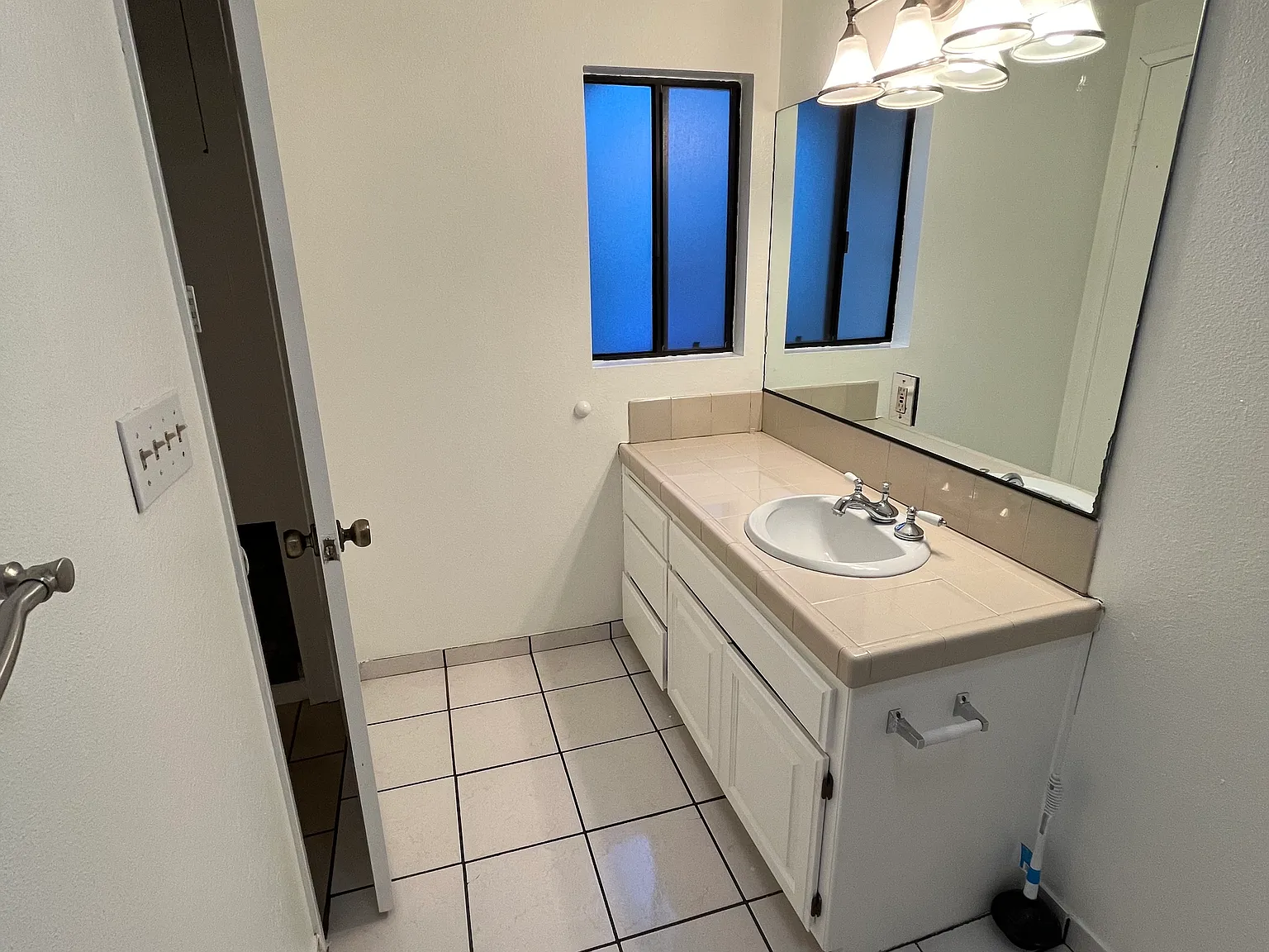 3 bed, 360 sqft, $1,800 — Photo 2