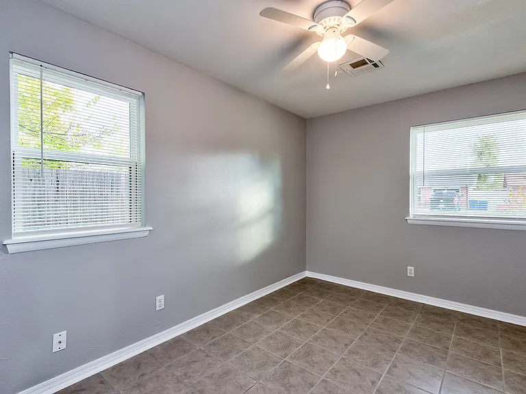 319 E Cedar Ln — Photo 10