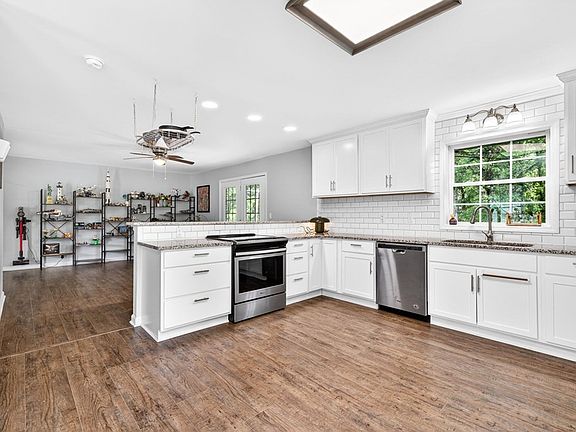 5th image of 851 Lone Oak Dr