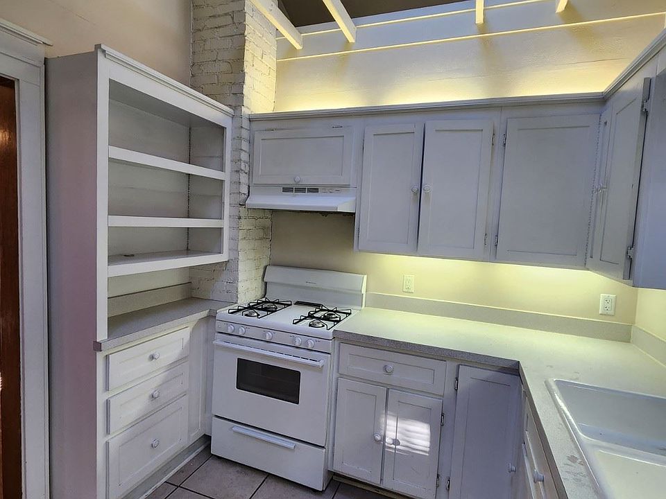 9. 338 N Vassar, Kitchen