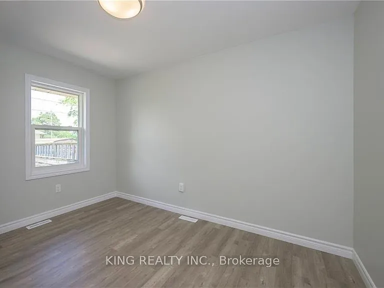 1224 Oxford St E — Photo 9