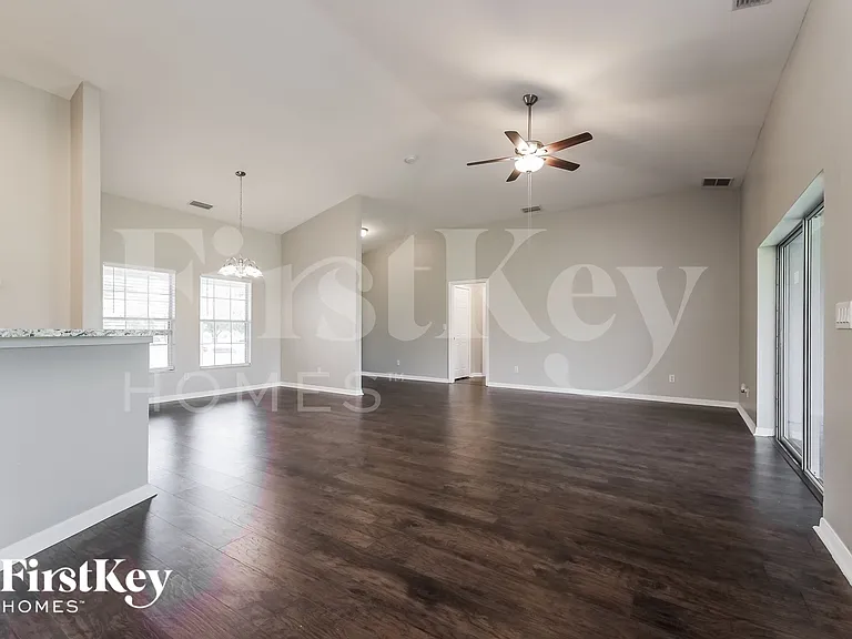 129 Wanatah Ave S — Photo 3