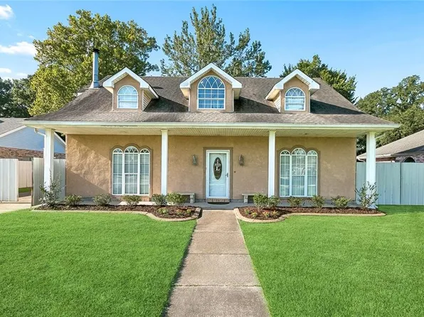 11 S Lake Ct, Violet, LA 70092