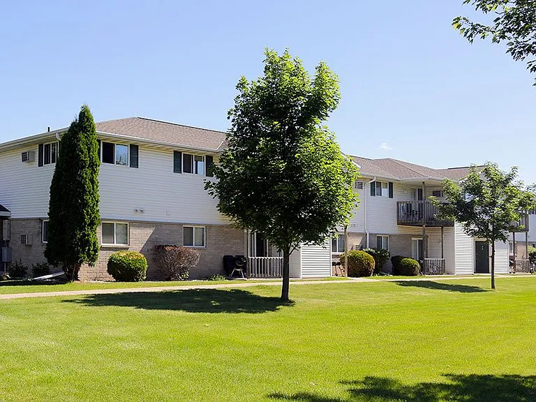 BREEZEWOOD APARTMENTS — Photo 6
