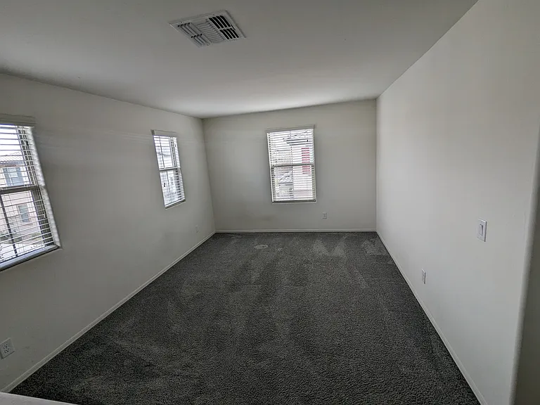 47 E Constitution Dr — Photo 28