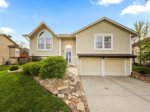 1708 NE Stonewood Dr, Lees Summit, MO 64086