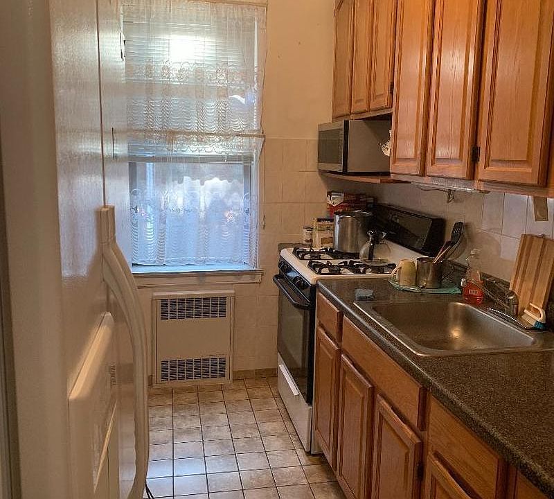 2nd image of 2620 E 13th St APT 3H