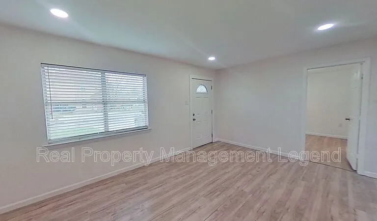 2320 Brockbank Dr — Photo 4