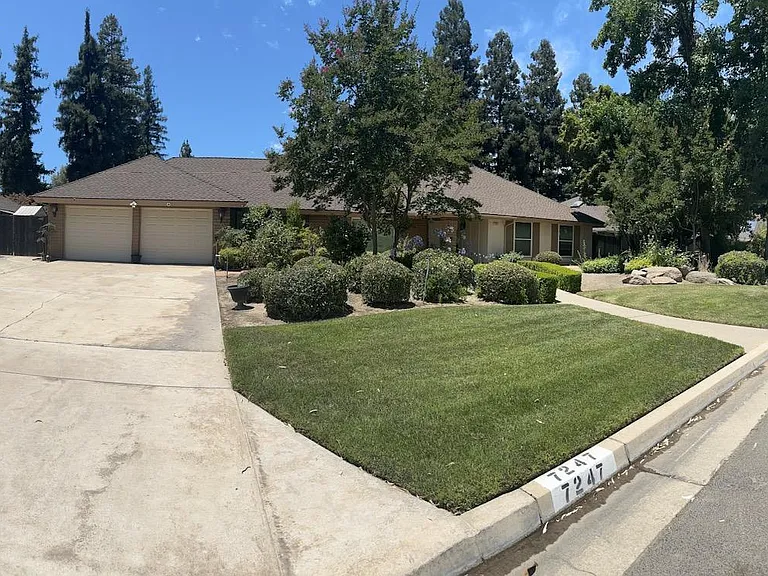 7247 N Dewey Ave — Photo 1