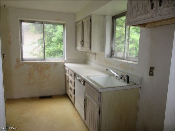 5th image of 5803 Lake St