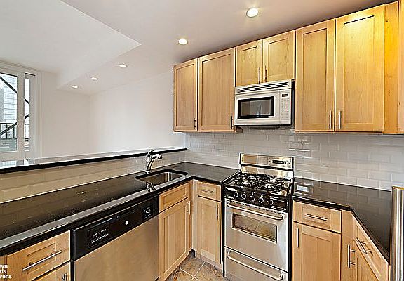 3rd image of 260 W 72nd St Ph B