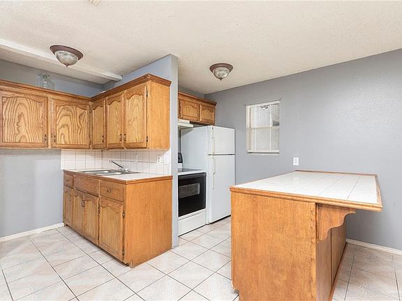 3rd image of 3417 N Kenyon Rd