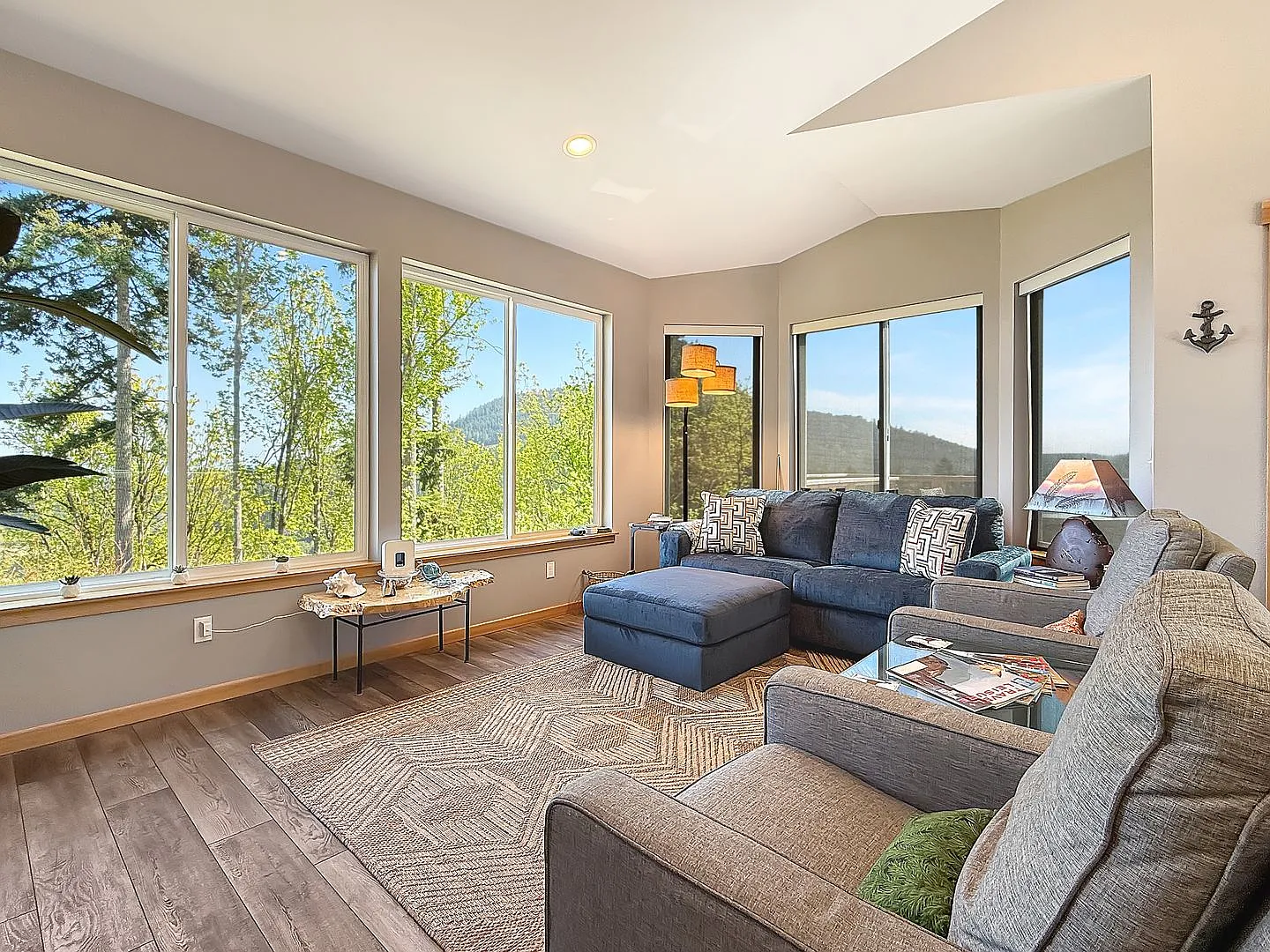Top o' the hill, close to the beach, furnished, 6 months rental — Photo 4