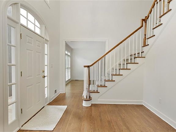 4th image of 645 Lake Medlock Dr