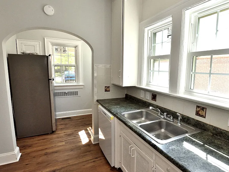 945 Sycamore St — Photo 7