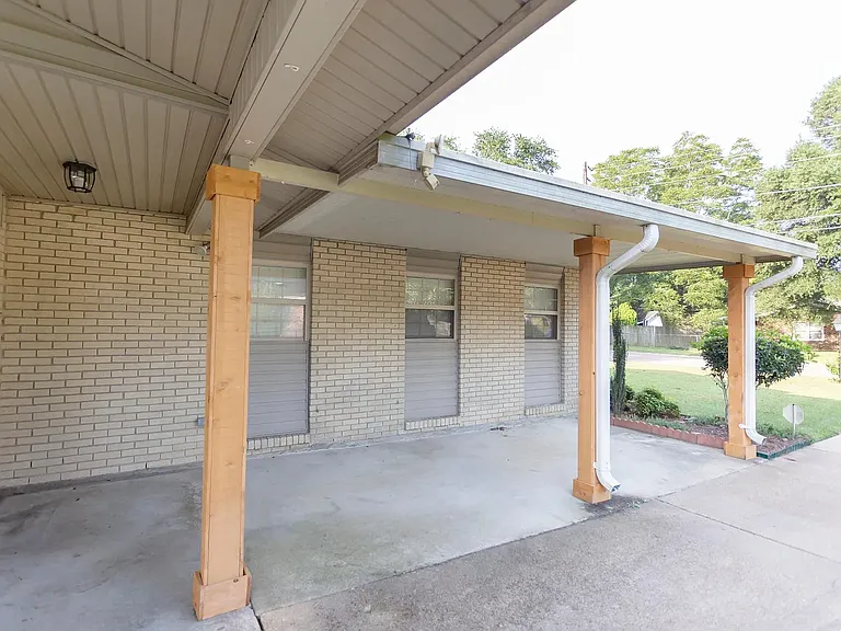130 Country Club Dr — Photo 2