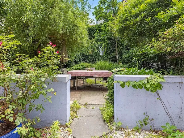 122 Kane Street image 1 of 7