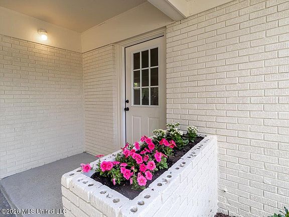 5th image of 3443 Marguerite Dr
