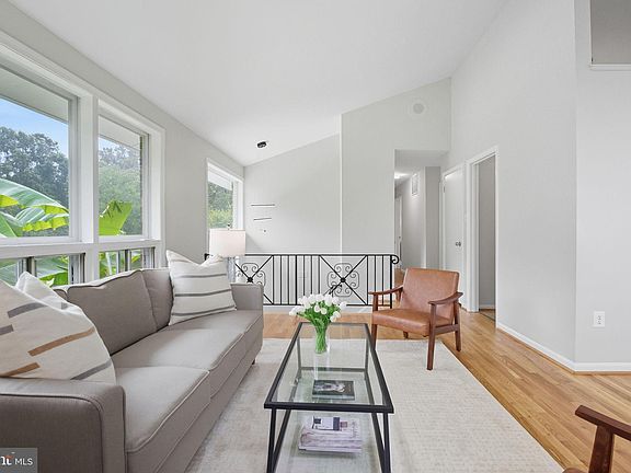 5th image of 5361 Gainsborough Dr