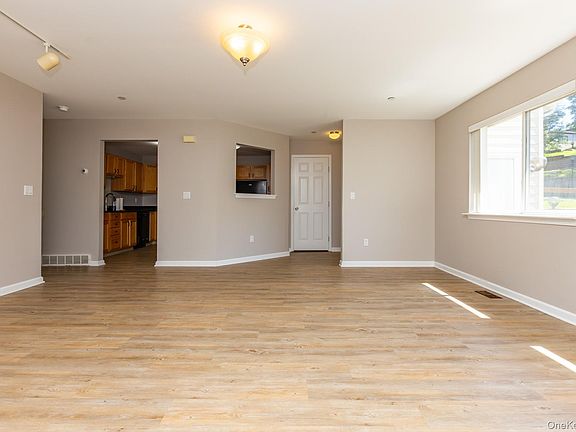 3rd image of 202 Crystal Hill Lane