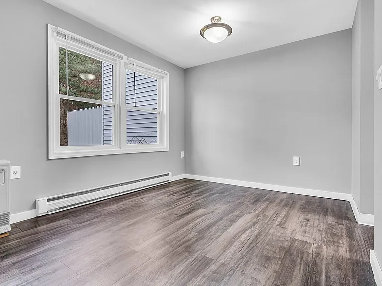 Tamarlane Apartments — Photo 14