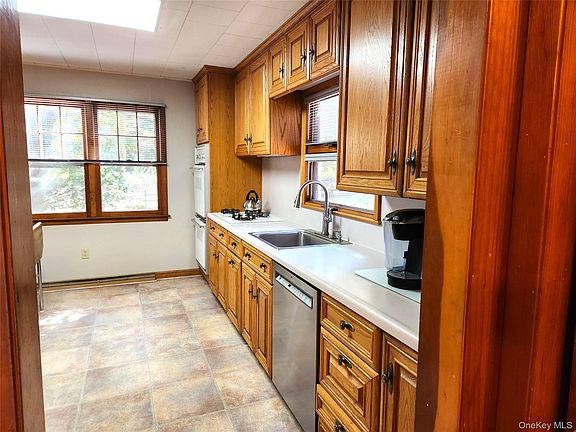 4th image of 107 E Thompson Place