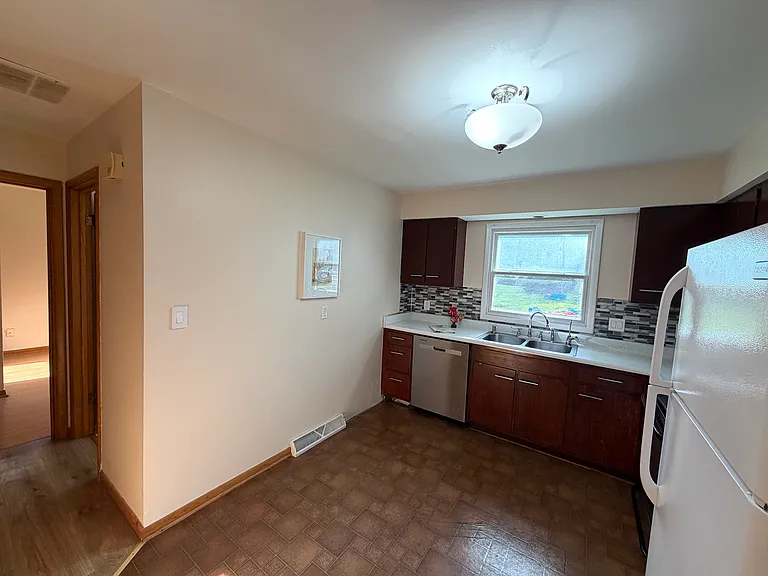 703 E Harding Dr — Photo 6