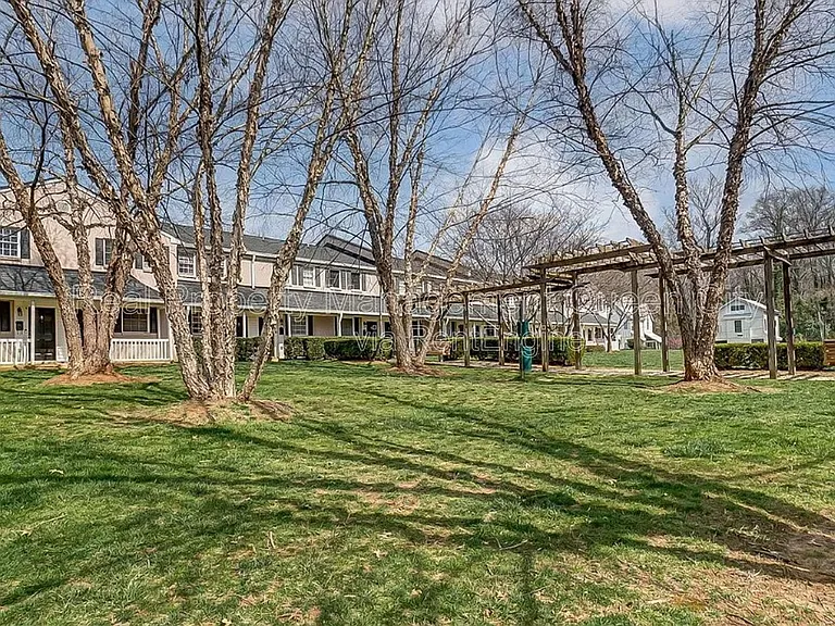 1224 Green Oaks Ln #B — Photo 14