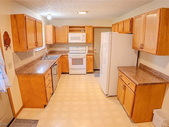 3rd image of 906 Ivor Ave