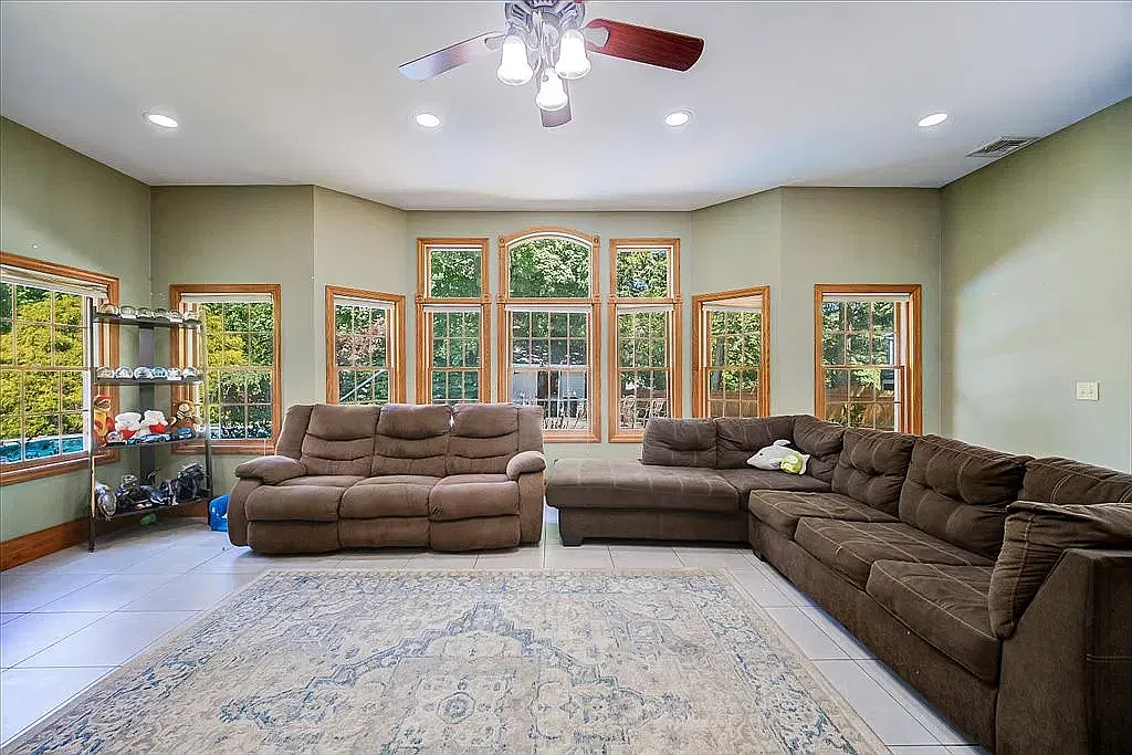 5 bed, 4.5 bath, 3182 sqft, $4,400 — Photo 2