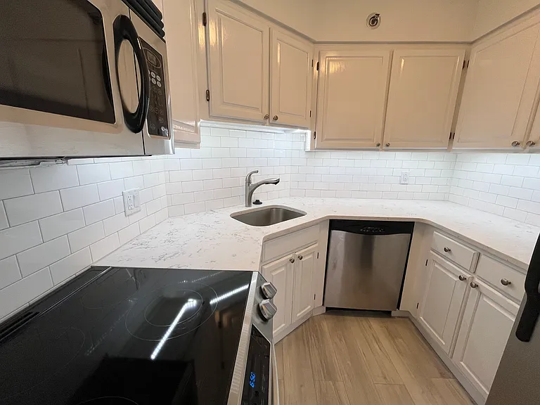 2020 Walnut St #9M — Photo 12