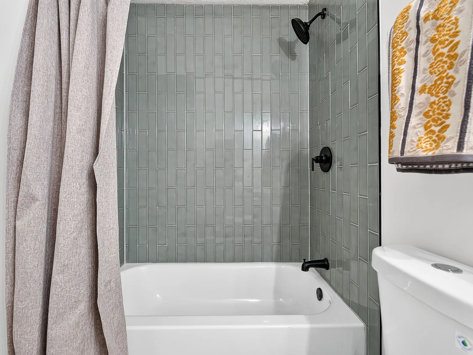 3 bed, 960 sqft, $1,750 — Photo 4