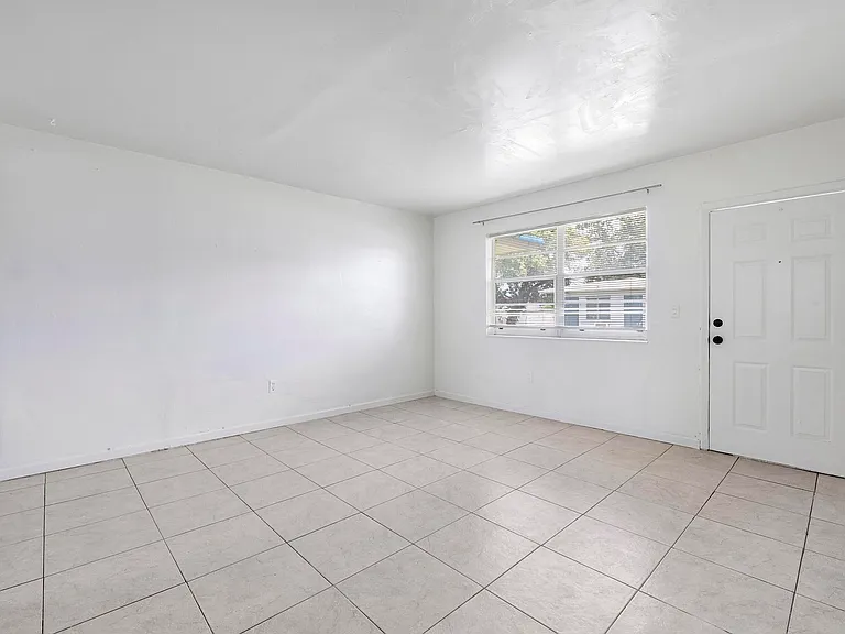 515 NE 150th St #3 — Photo 2