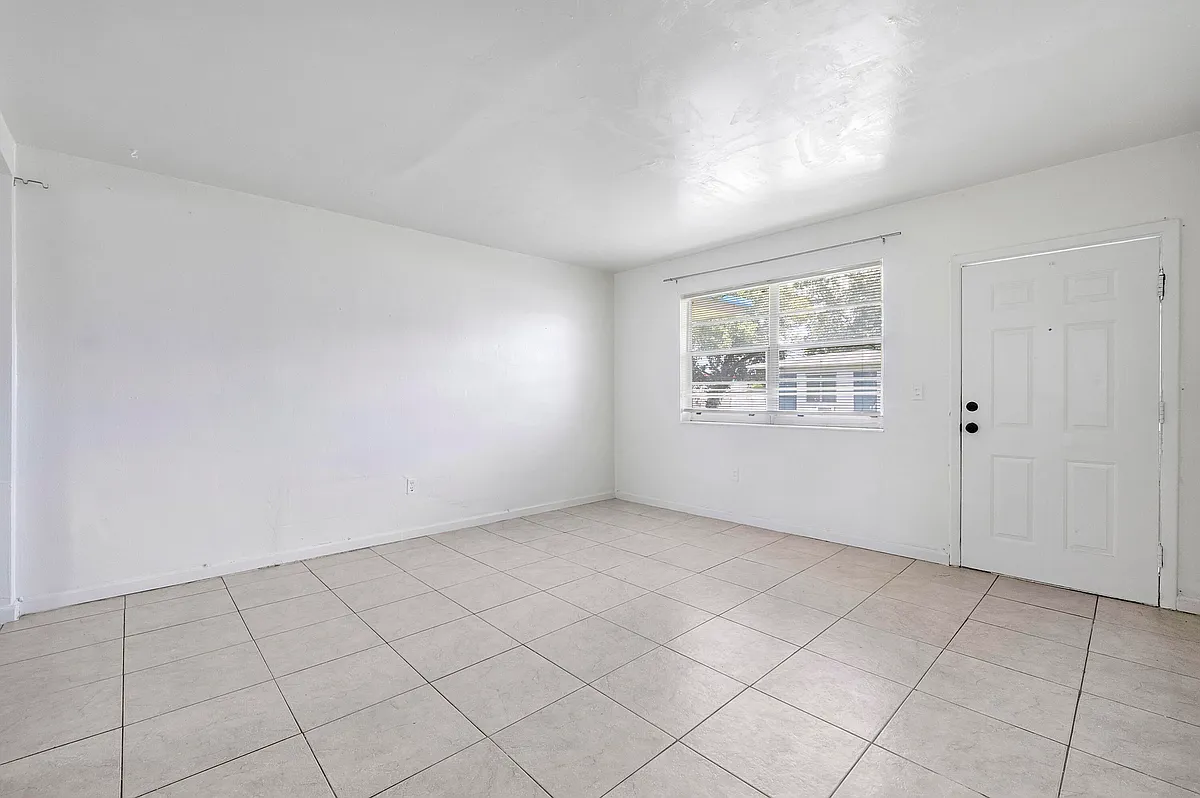Building Photo - 515 NE 150th St #3