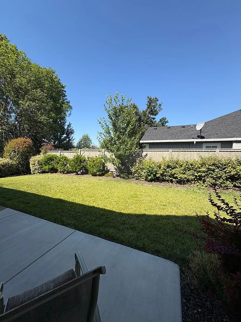 Beautiful 3 Bedroom 2 Bathroom Home in East Medford — Photo 2