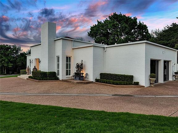 3rd image of 1125 Shady Oaks Ln