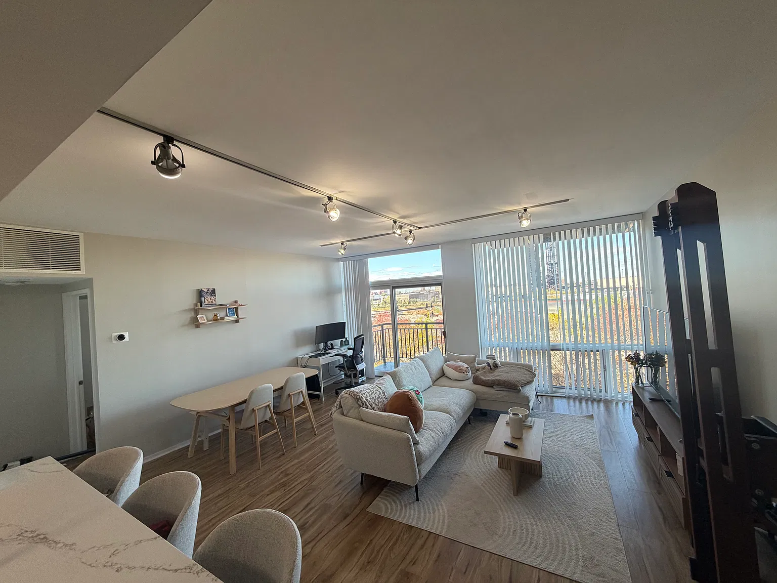 1 bed, 770 sqft, $2,400 — Photo 1