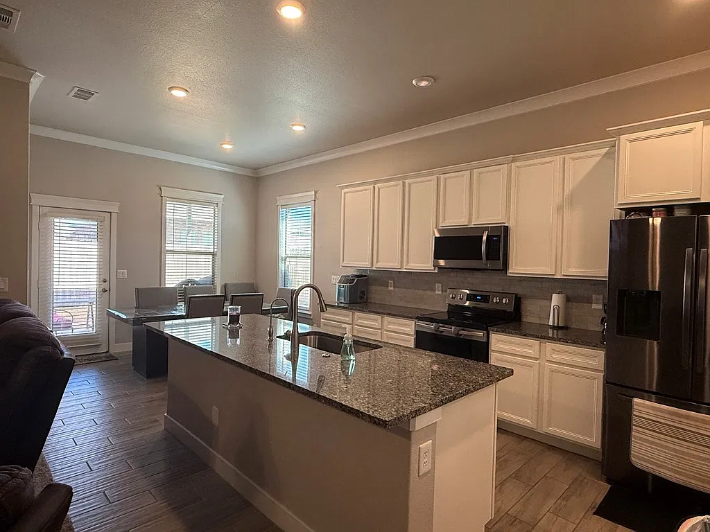 3 bed, 2.0 bath, 1316 sqft, $2,700 — Photo 4