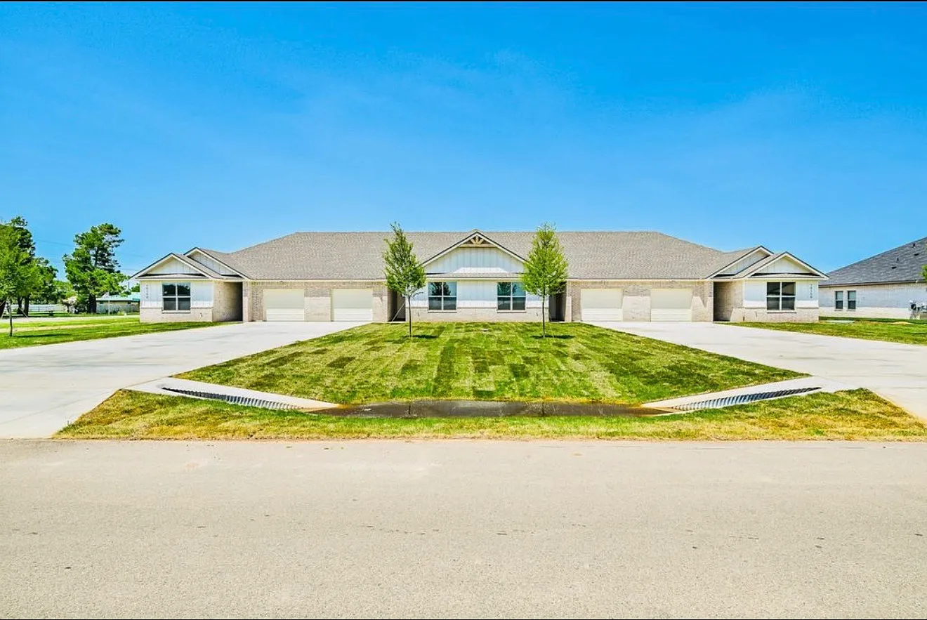 3 bed, 1266 sqft, $2,050 — Photo 1