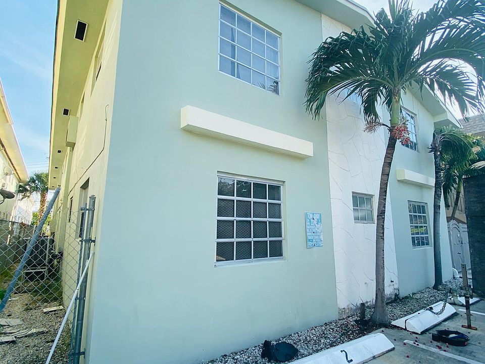 1st image of 948 Biarritz Dr #1