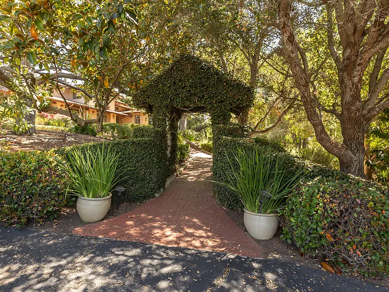 375 Las Palmas Dr — Photo 2