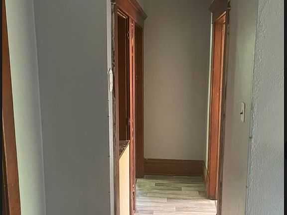 4th image of 1011 Logan Ave