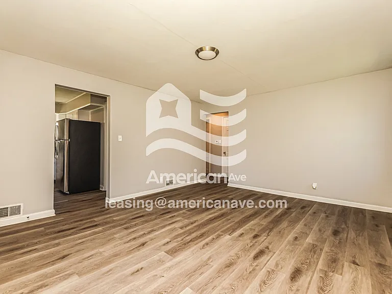 1097093_003_living_room_4.jpg
